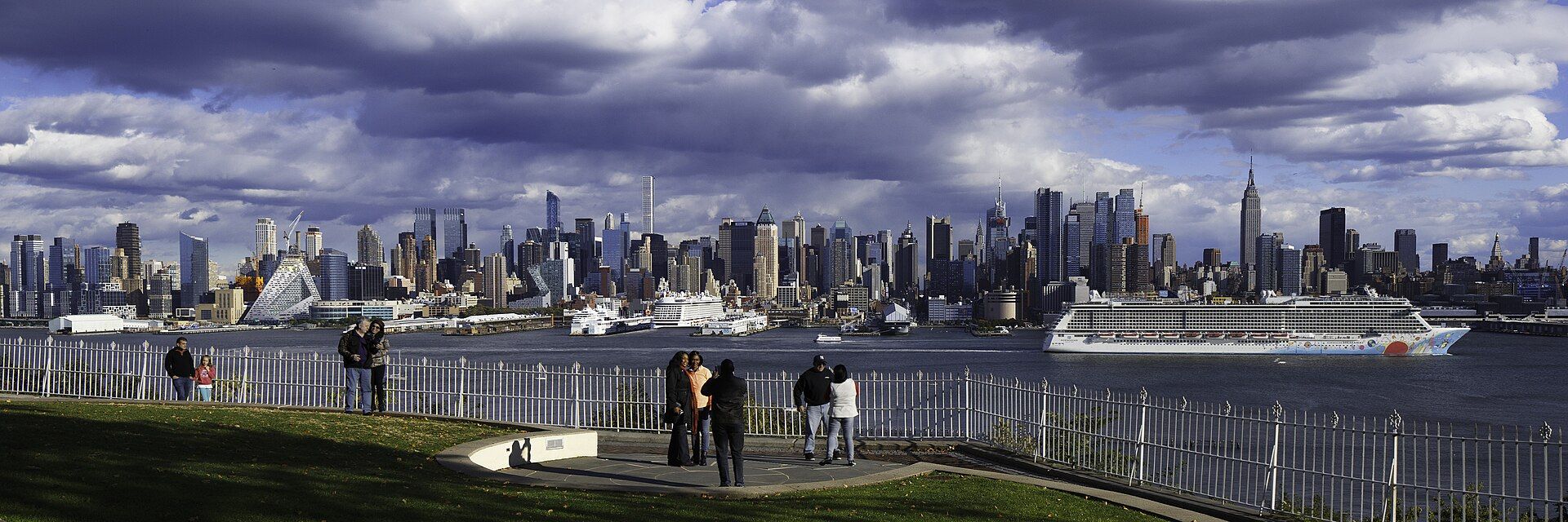 A cruise ship on the Hudson River in front of the Manhattan skyline, seen from Weehawken, New Jersey