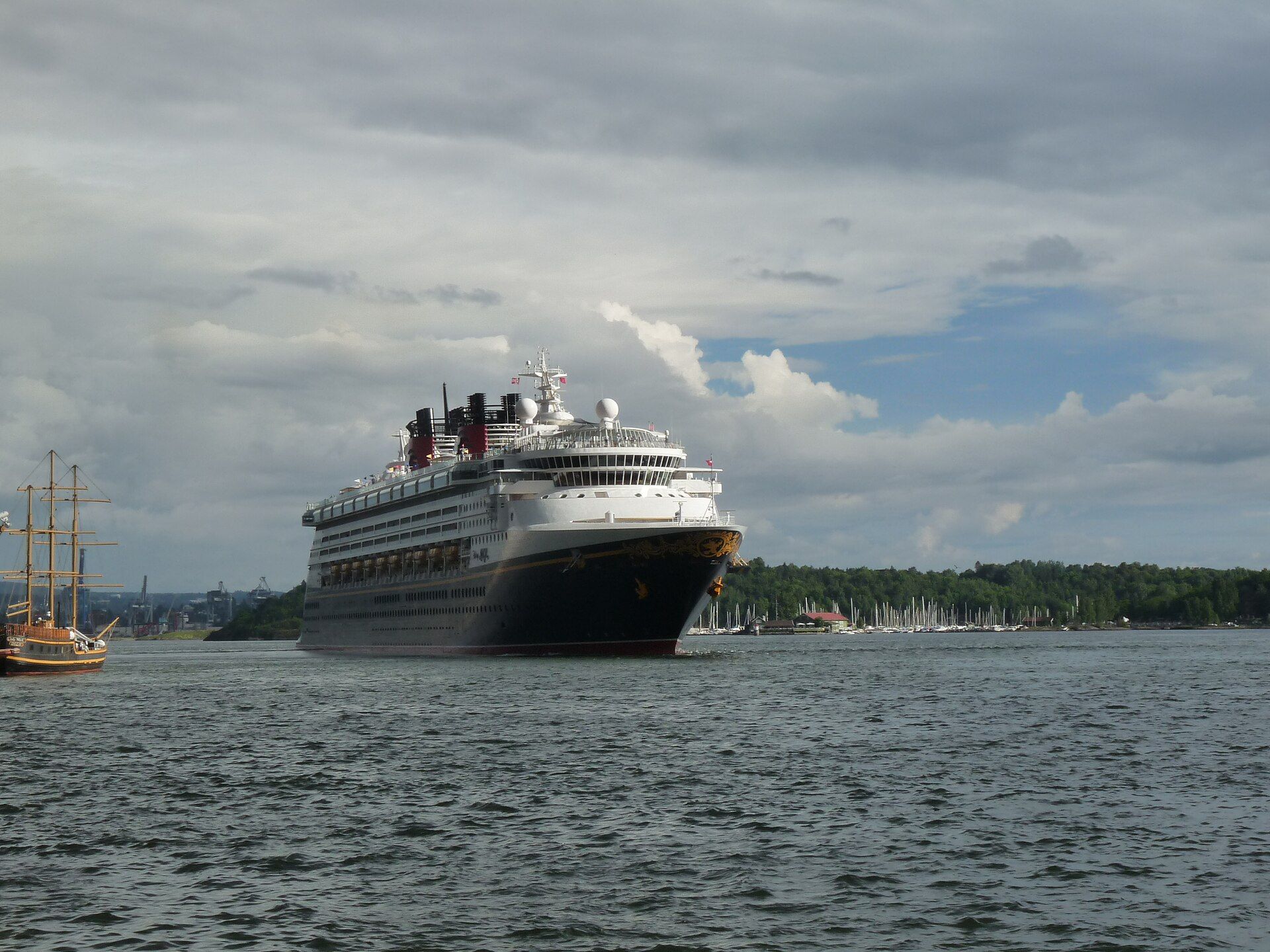 Disney Magic departing Oslo
