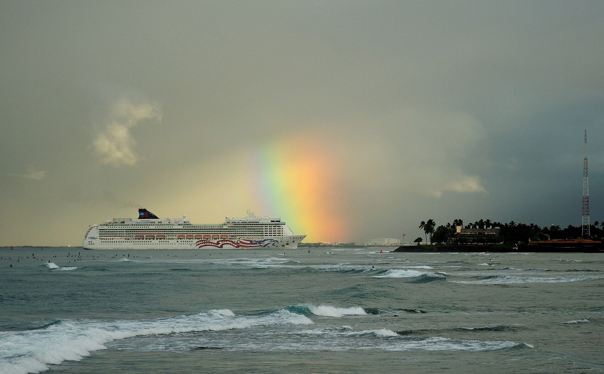 Pride of America heading into Honolulu Harbor